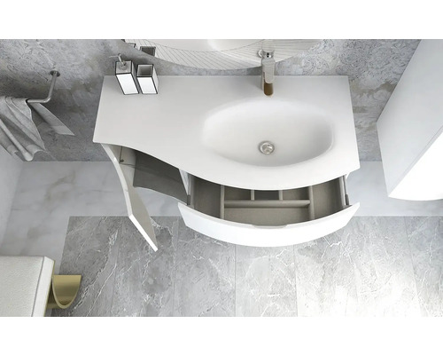 Badezimmer mit Waschbeckenunterschrank, offenem Schubfach und Armatur