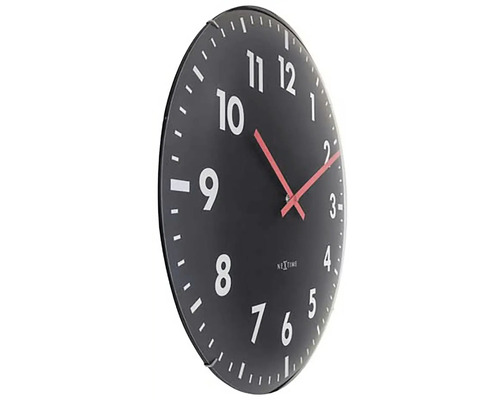 Wanduhr mit schwarzem Zifferblatt und roten Zeigern