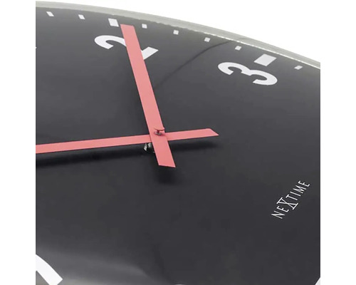 Detailansicht einer Nextime Wanduhr mit Stunden- und Minutenzeiger