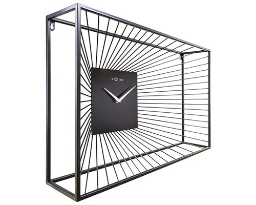 Rechteckige Wanduhr mit einem schwarzen Zifferblatt und einem Metallrahmen.