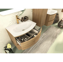 Badezimmer mit Waschtischunterschrank, Waschbecken und Auszug