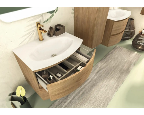 Badezimmer mit Waschtischunterschrank, Waschbecken und Auszug