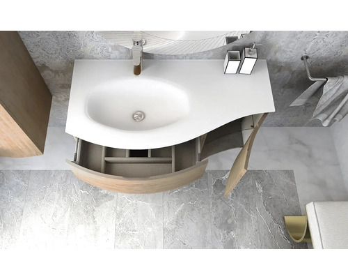 Badezimmer mit Waschbecken, offenem Unterschrank und Marmorboden