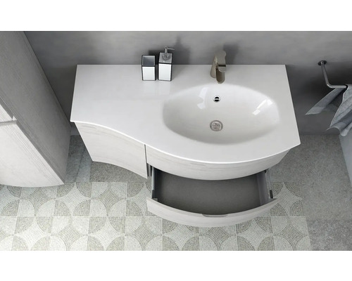 Badezimmer mit Waschbeckenunterschrank, Waschbecken, Armatur und geöffneter Schublade