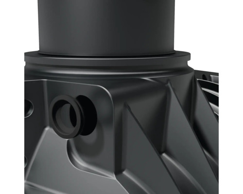 Detailansicht eines Kunststoff-Regenwassertanks mit Anschlussmuffen