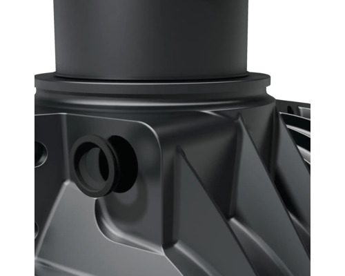 Detailansicht eines schwarzen Abwassertanks aus Kunststoff mit Anschlussöffnungen.