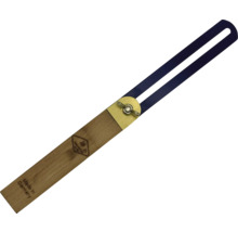 Winkelmesser mit Holzgriff und Metallschiene