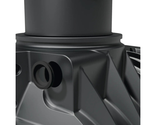 Detailansicht eines schwarzen Regenwassertanks