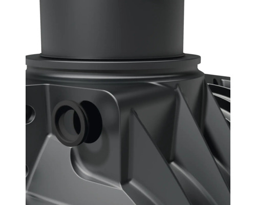 Detailaufnahme eines unterirdischen Regenwassertanks aus Kunststoff mit Anschlussmuffe