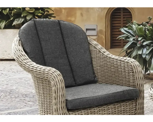 Gartensessel aus Rattan mit grauen Polstern