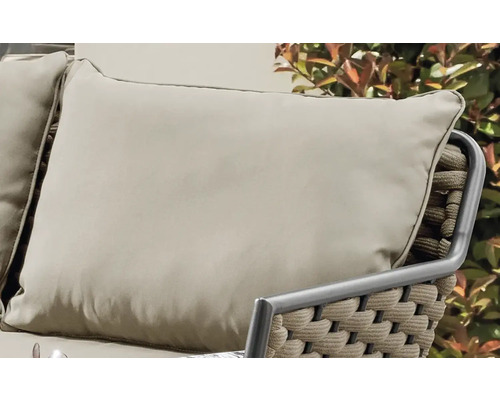 Dekokissen auf einem Gartensessel