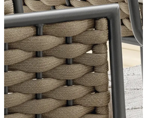 Detailansicht eines geflochtenen Gartenstuhls mit Metallrahmen.