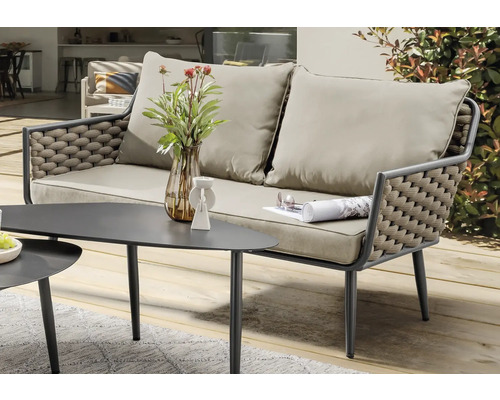 Gartenlounge mit Sofa und Tisch auf einer Terrasse