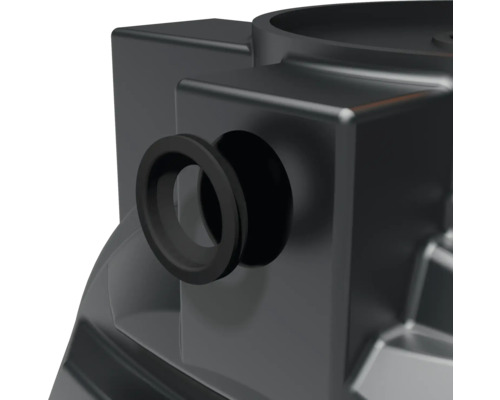 Detailansicht einer Regenwassertonne mit Dichtungsmanschette