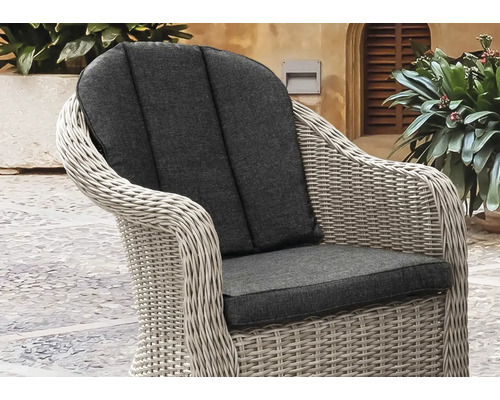 Geflochtener Sessel mit Polsterauflage für den Aussenbereich