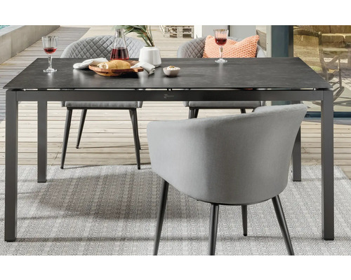 Esstisch mit Stühlen auf einer Terrasse