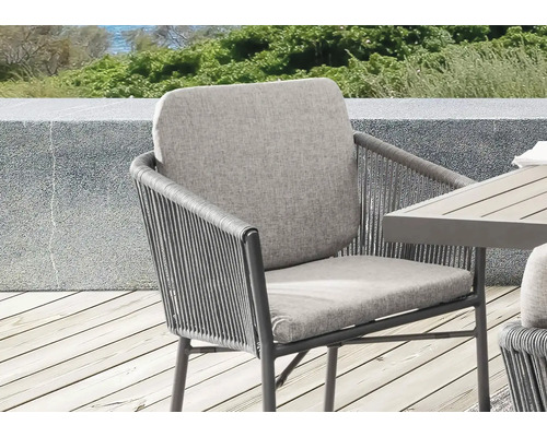 Gartenstuhl mit Armlehnen und grauen Sitzkissen