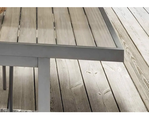 Detailansicht eines Gartentisches mit Tischplatte aus Holzlatten und Metallrahmen