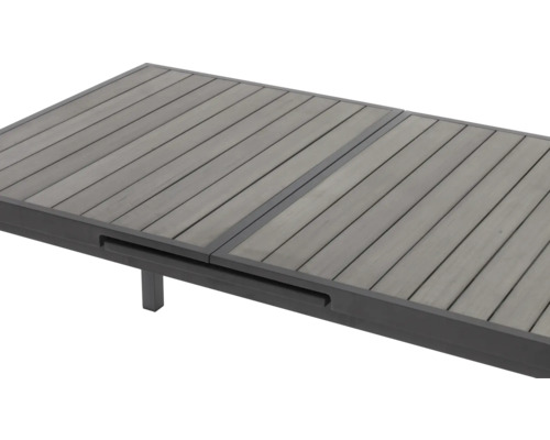 Detailansicht eines Gartentisches mit Holzlatten und Metallrahmen