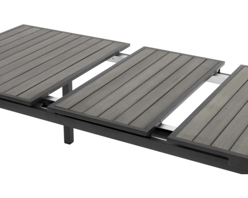 Detailansicht eines ausziehbaren Gartentisches mit Holzlatten