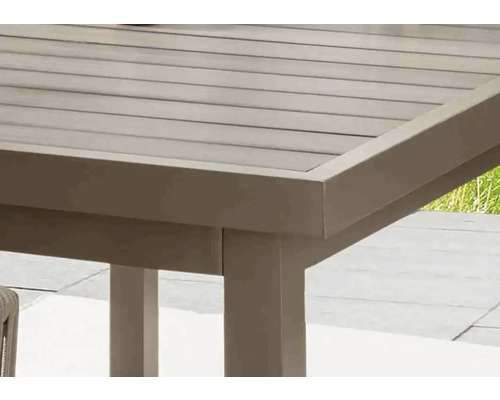 Detailansicht eines Gartentisches mit Tischplatte aus Holzlatten und Aluminiumgestell
