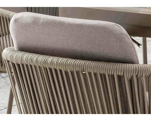 Detailansicht eines Stuhls mit Seilbespannung und Sitzkissen