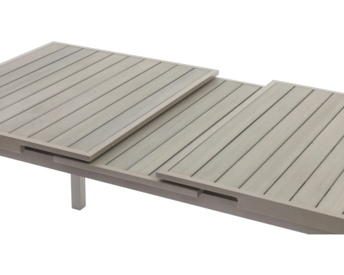 Detailansicht eines Gartentisches mit Ausziehfunktion und Holzoptik