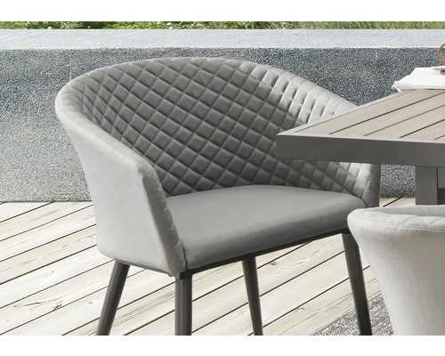 Grauer Stuhl mit Rautenmuster für den Außenbereich