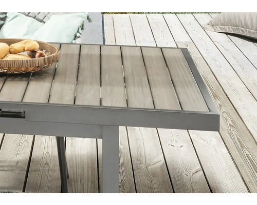 Detailansicht eines Gartentisches mit Holzplatten und Metallrahmen.