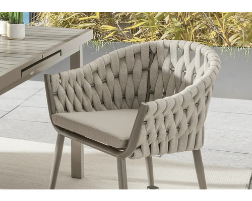 Gartensessel mit geflochtener Rückenlehne und Sitzkissen