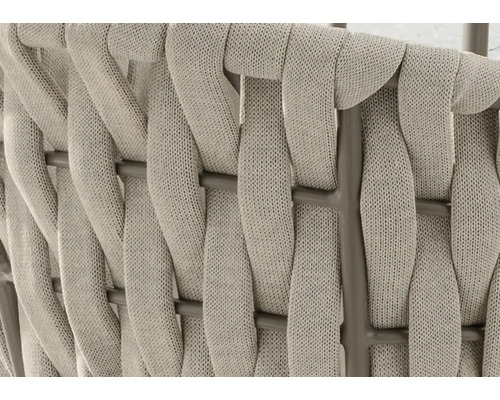 Detailansicht eines geflochtenen Gartenmöbelstücks mit Textilband