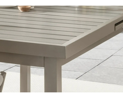 Detailansicht eines Gartentisches mit Lattenrosttischplatte und Metallrahmen.