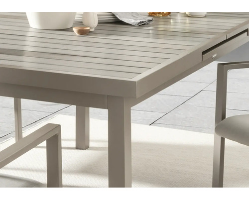 Detailansicht eines Gartentisches mit Ausziehfunktion.