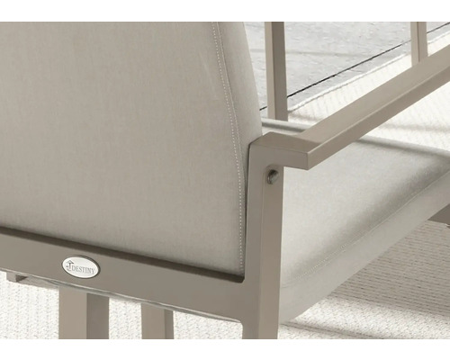 Detailansicht eines Gartenstuhls mit Stoffbezug und Destiny Logo