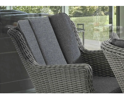 Detailansicht eines Rattansessels mit Polsterung