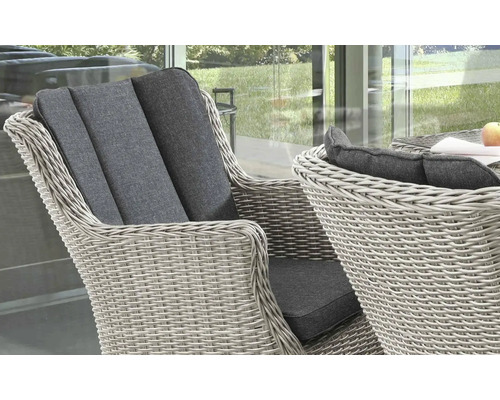Nahaufnahme von zwei Rattansesseln mit grauen Polstern für den Außenbereich