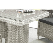 Detailansicht eines Gartentisches mit Glasplatte und Rattanoberfläche sowie eines Stuhls mit Kissen