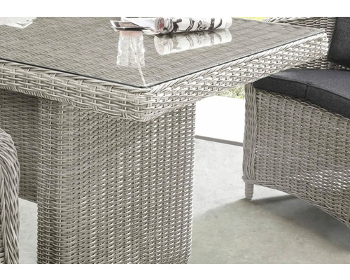 Detailansicht eines Gartentisches mit Glasplatte und Rattangeflecht