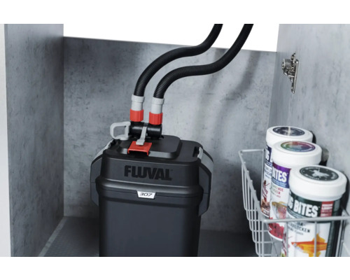 Fluval 307 Außenfilter im Unterschrank mit Aquarienfutter