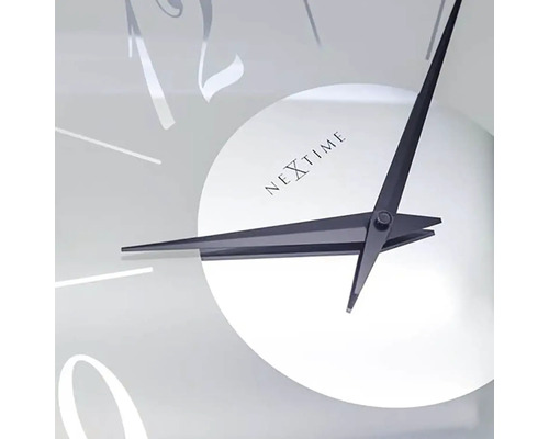 Nahaufnahme einer Wanduhr mit Zeigern und Ziffernblatt