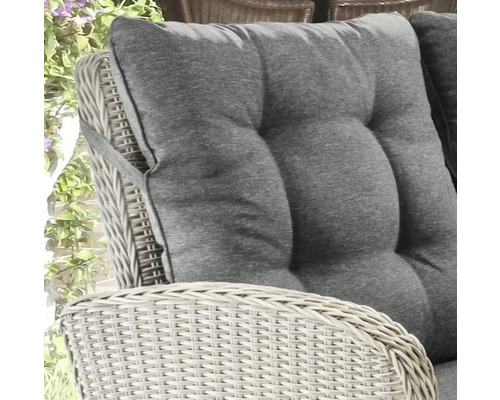 Detailansicht eines Gartenmöbelkissens mit Rattanrahmen