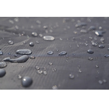 Nahaufnahme von Wassertropfen auf wasserabweisendem Stoff