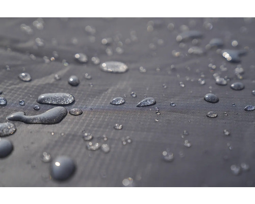 Nahaufnahme von Wassertropfen auf einer wasserabweisenden Oberfläche.