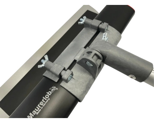 Nahaufnahme einer Glättkelle mit Griffverlängerung für Putzarbeiten