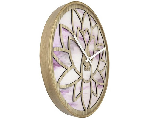 Dekorative Holzwanduhr mit abstrakter Form und weißen Zeigern