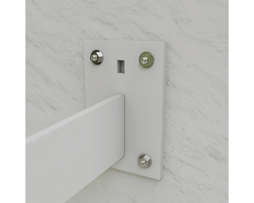 Wandregalhalterung aus Metall mit Schrauben an einer Wand befestigt