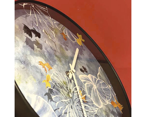 Dekorative Wanduhr mit Fischmotiven und Zeitanzeige