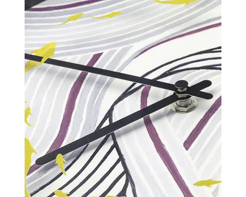 Detailansicht einer Wanduhr mit Zeigern und Fischmuster