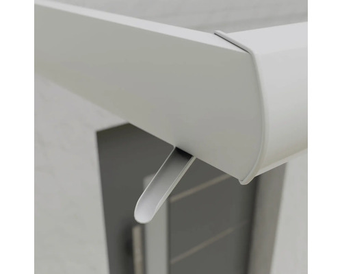 Detailansicht einer Dachrinne mit Ablaufrohr