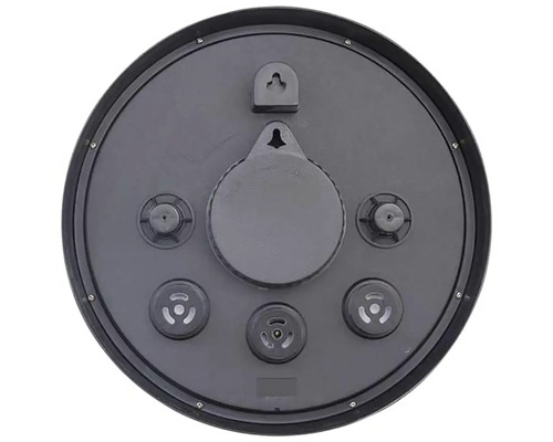 Rückseite einer runden Wanduhr mit Aufhängevorrichtungen und Batteriefach